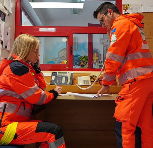 volontario croce gialla chiaravalle su ambulanza