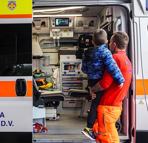 volontario croce gialla chiaravalle con bambino in braccio